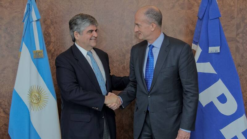 Miguel Gutiérrez, Presidente de YPF, junto a John Rice, Vicepresidente Global de GE