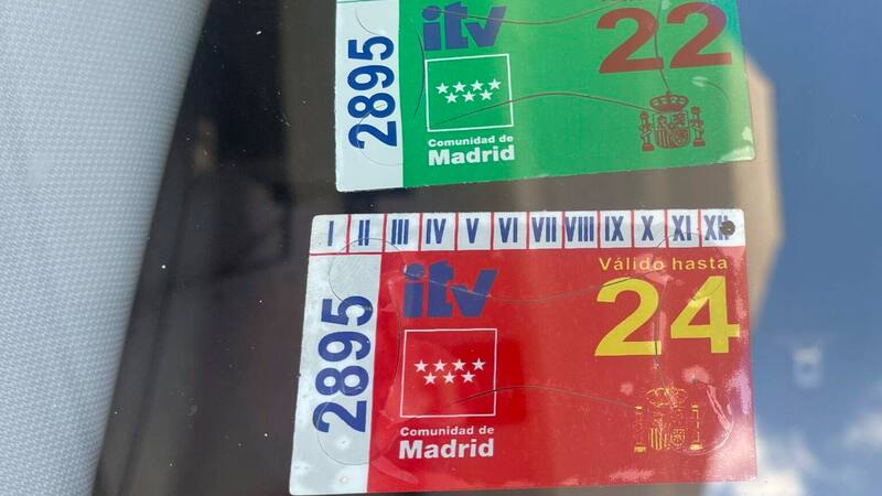 La pegatina de la ITV permite a las autoridades identificar rápidamente la fecha de vencimiento de la inspección.