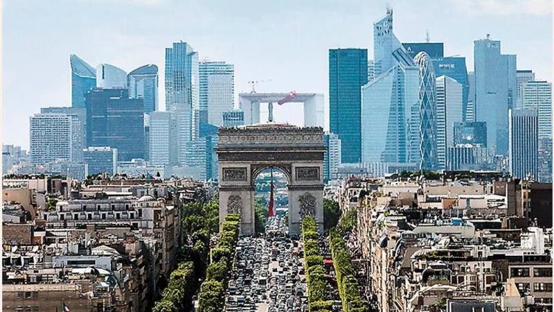 El Arco del Triunfo y el distrito comercial La Défense