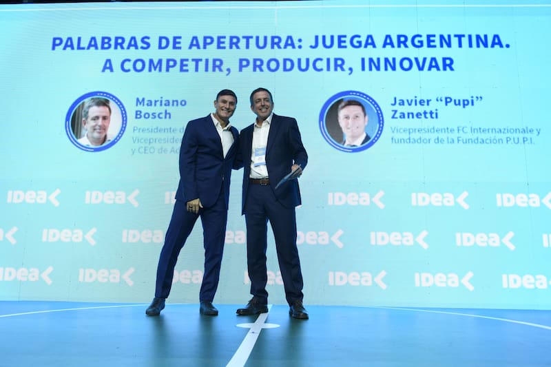 Zanetti 'peloteó' sobre el escenario con Mariano Bosch, presidente del Coloquio.