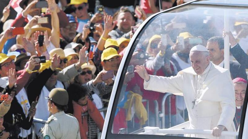 Fiel a su estilo, el Papa no quiso blindajes especiales en su viaje a Temuco