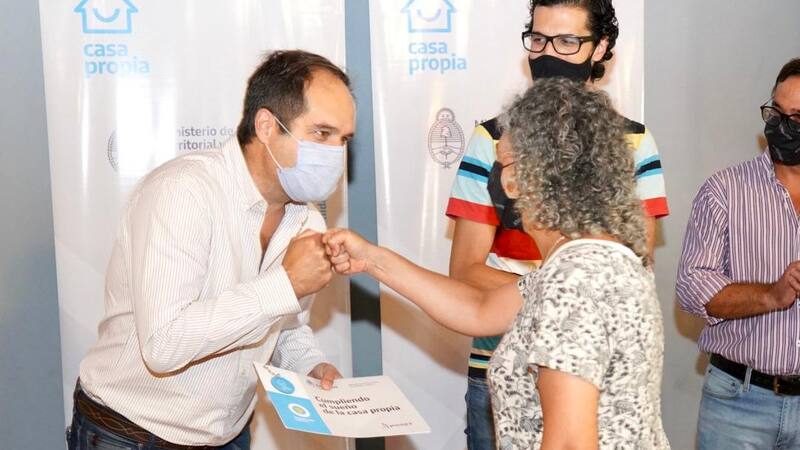 El secretario de Hábitat, Santiago Maggiotti estuvo a cargo de la entrega de los créditos en los dos municipios bonaerenses.