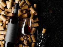 Como abrir una botella de vino sin sacacorchos: los ingeniosos trucos que te salvarán en más de una ocasión