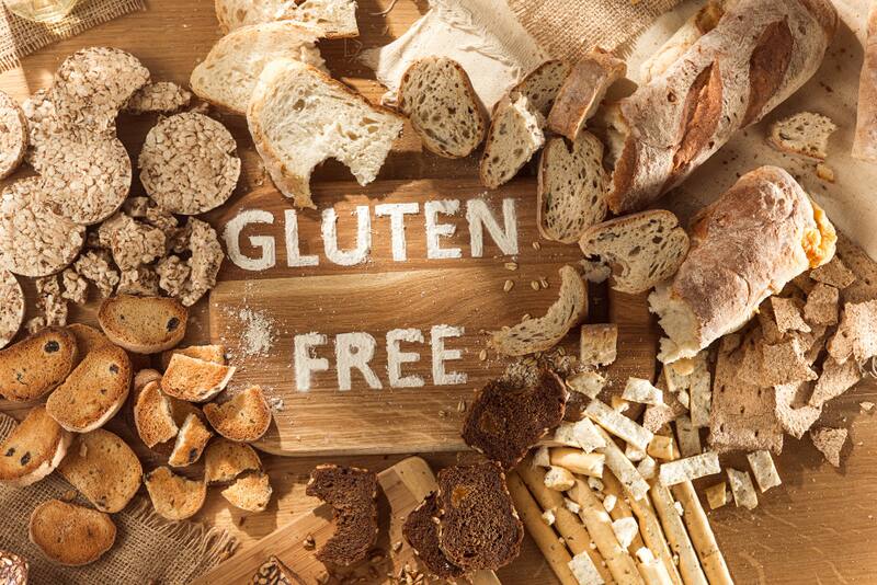 La etiqueta "libre de gluten" no garantiza que un producto sea saludable, ya que muchos de los sustitutos pueden contener niveles elevados de azúcar y grasas trans. (Imagen: archivo)