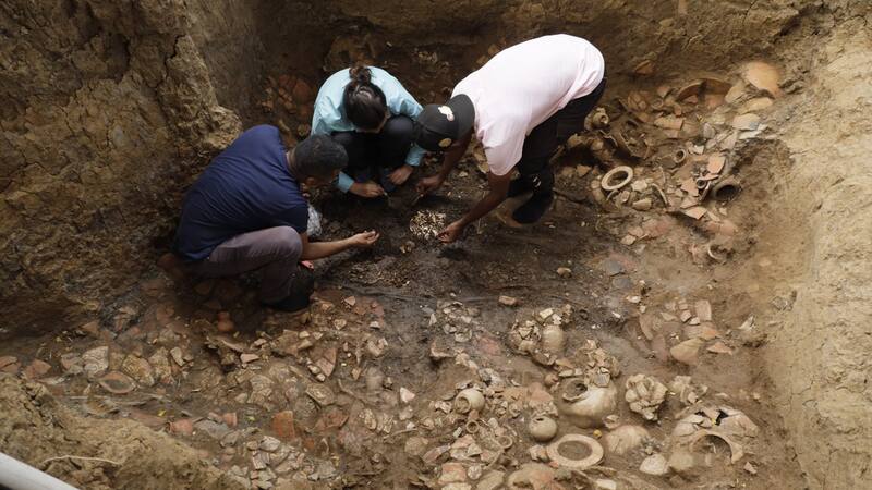 Encuentran una tumba ancestral llena de oro y de restos humanos.