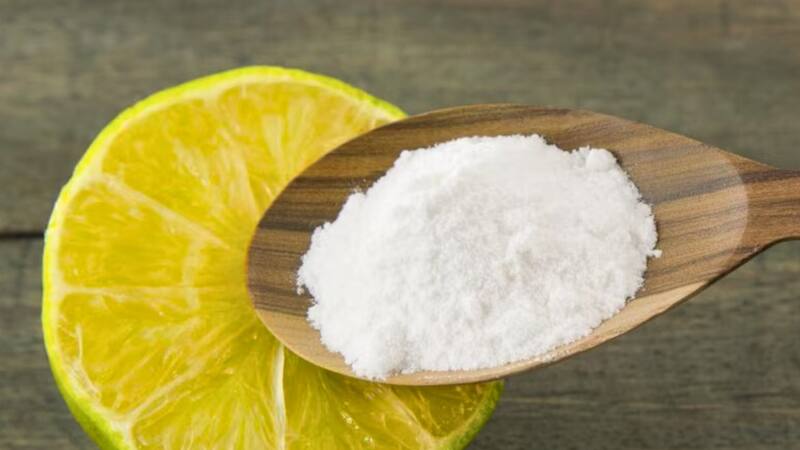 La mezcla de cáscara de limón con bicarbonato se ha convertido en un aliado popular para quienes buscan soluciones caseras y económicas para el hogar.
