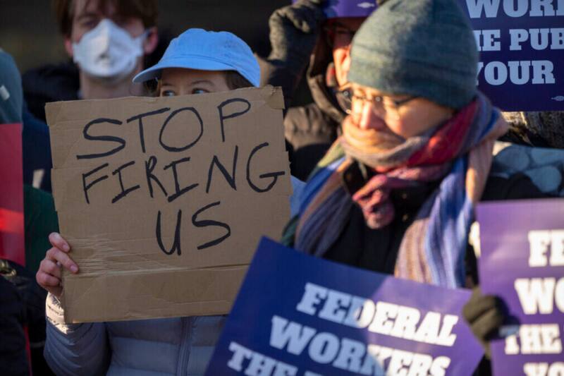 Las personas que pierden su empleo en Estados Unidos pueden acceder a un seguro por desempleo, un apoyo financiero temporal que les ayuda a cubrir sus necesidades básicas mientras buscan una nueva fuente de ingresos. Fuente: archivo.