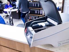 Cómo desinfectar el celular: hay más métodos, ahora también existe una máquina de luz ultravioleta que hace pelota a los virus