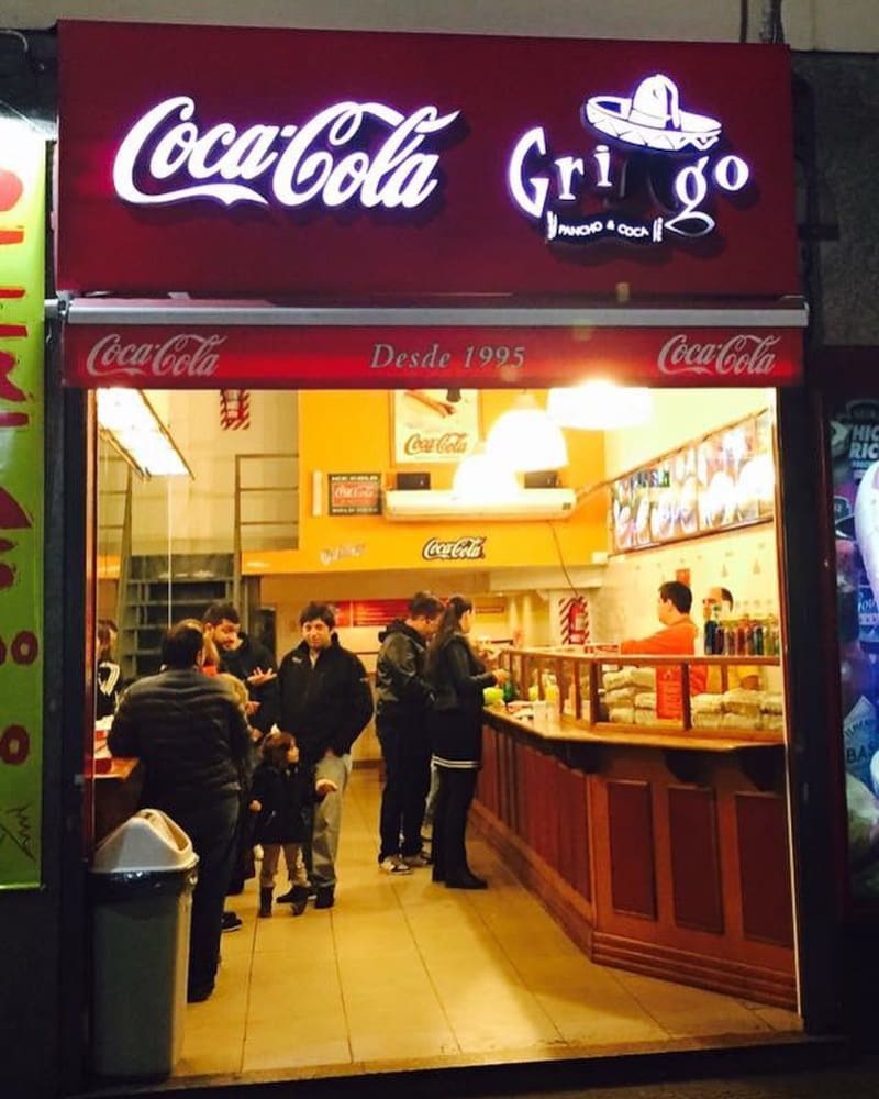 La estética retro y las paredes de fórmica mantienen viva la esencia de los años 90 (Fuente: @pancheriagringo / Instagram)