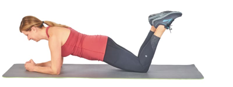 Mantené la espalda recta en forma de tabla por 15 segundos, volvé a la posición inicial y repítelo 10 veces. (Fuente Harvard Medical School).