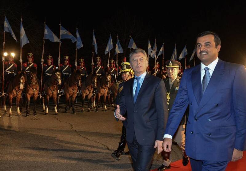 Macri al recibir al príncipe heredero qatarí en la Argentina, 2017.