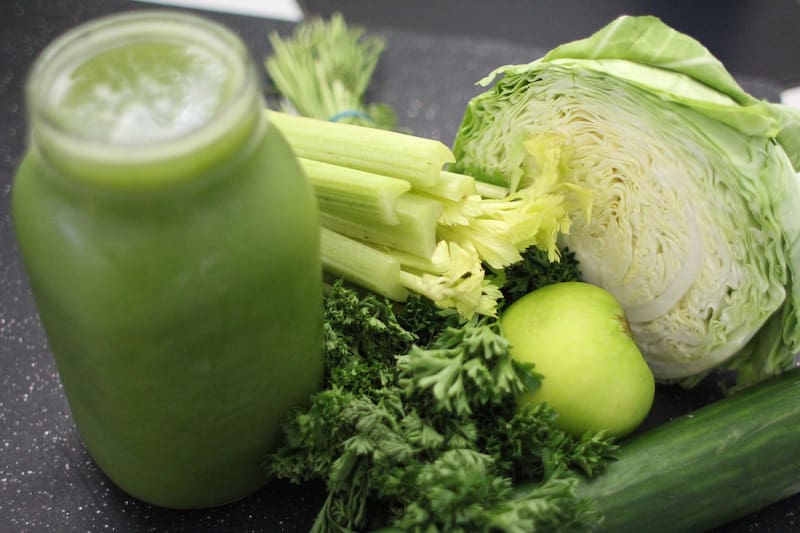 Los jugos verdes combinan distintos ingredientes, como frutas y verduras de hojas verdes. Fuente: Freepik