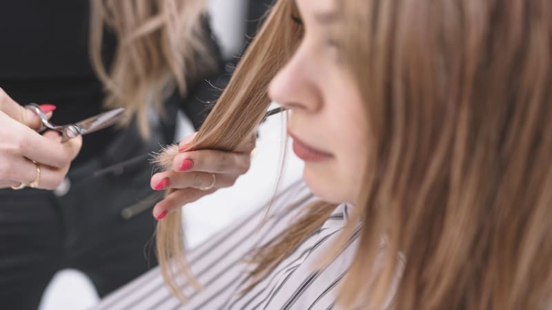 Cortarse el pelo según las fases lunares puede influir en su crecimiento y fortaleza.