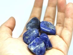 La piedra semipreciosa color azul ultramar que es un poderoso talismán energético: cómo activar sus propiedades