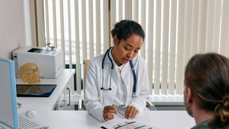 Los inmigrantes que asistan al médico serán interrogados.