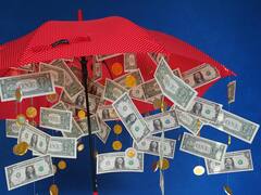 Ahora se puede pedir cobrar el sueldo 100% dólares en los EE.UU. y es legal: cómo funciona