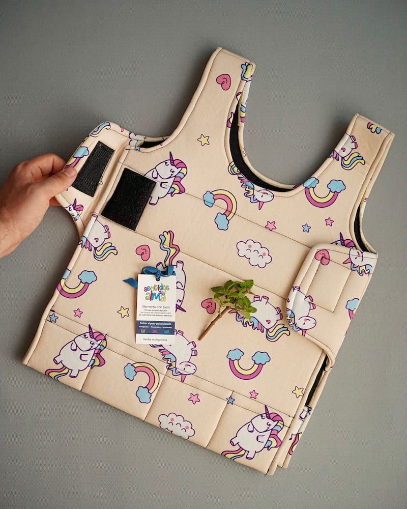 Los chalecos con peso ayudan a calmar, tranquilizar y liberar el estrés gracias a la presión.