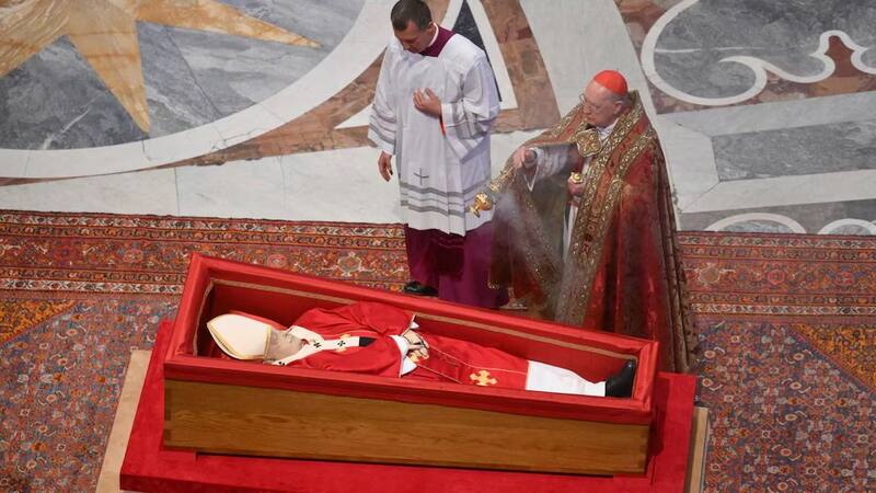 Las impactantes fotos de la despedida de Francisco en la basílica de San Pedro.