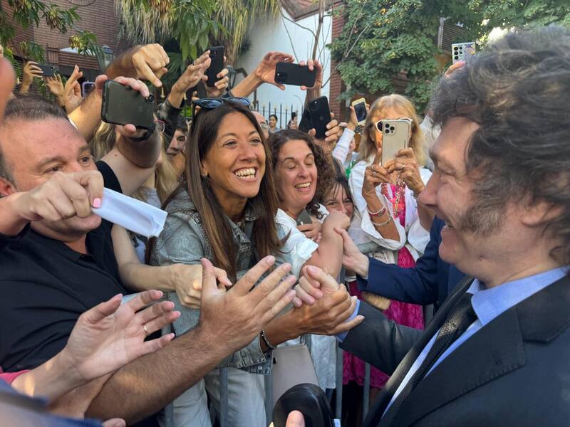 Javier Milei saluda a los padres de los alumnos del colegio Cardenal Copello, donde él estudió.