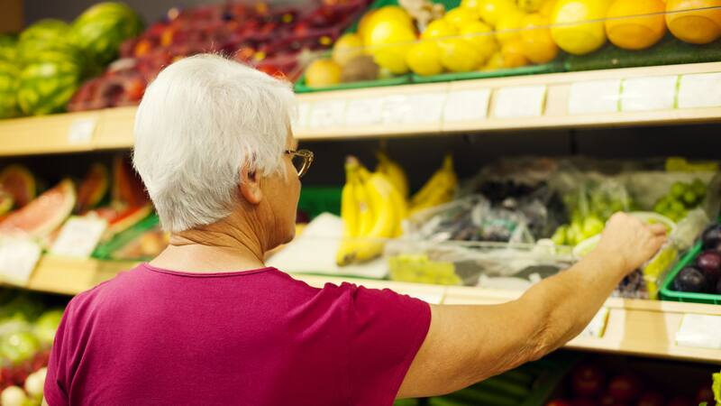 Este supermercado ofrece descuentos a personas mayores de 65 años.