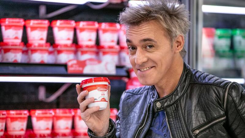 Para la nueva campaña Danone eligió a CAE como su imagen de marca.