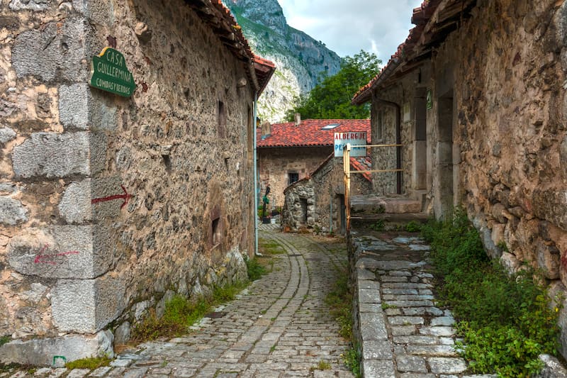 Calles de Bulnes, Asturias. Fuente: Pxhere