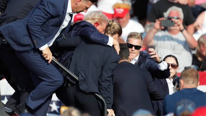 Feijóo, Abascal y los reyes de España condenan el atentado a Donald Trump y se muestran "conmocionados".