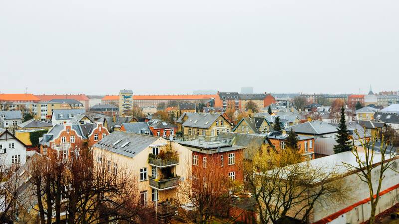 Aarhus, la ciudad europea más feliz del mundo, destaca por su accesibilidad y eficiencia en transporte público, facilitando la movilidad de sus residentes. (Foto: Freepik)