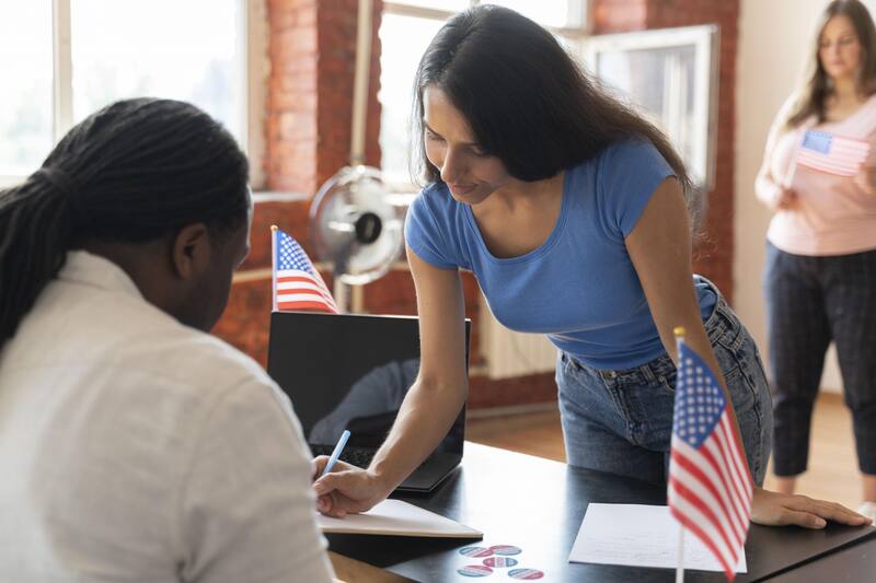 Esta tarjeta estaría regulada por USCIS y los inmigrantes que cuentan con ella no tendrían problemas con ICE. Fuente: Archivo.