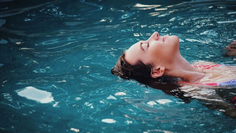 Disfrutá de tu pileta cristalina durante las vacaciones de verano 2025 sin tener que gastar tanto dinero.