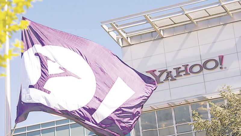 La bandera de Yahoo! flamea en la entrada de su cuartel general ubicado en Sunnyvale, California.