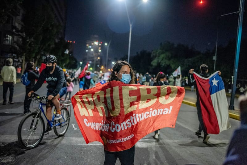 Fernández llega a un país que vive una honda transformación: el estallido social de 2019 dio lugar a un referendo que aprobó modificar la Constitución.