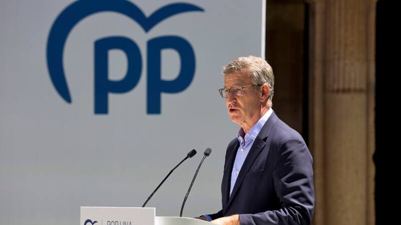 Feijóo acepta que las autonomías del PP reciban 400 menores migrantes, pero culpa al Gobierno de la situación en Canarias.
