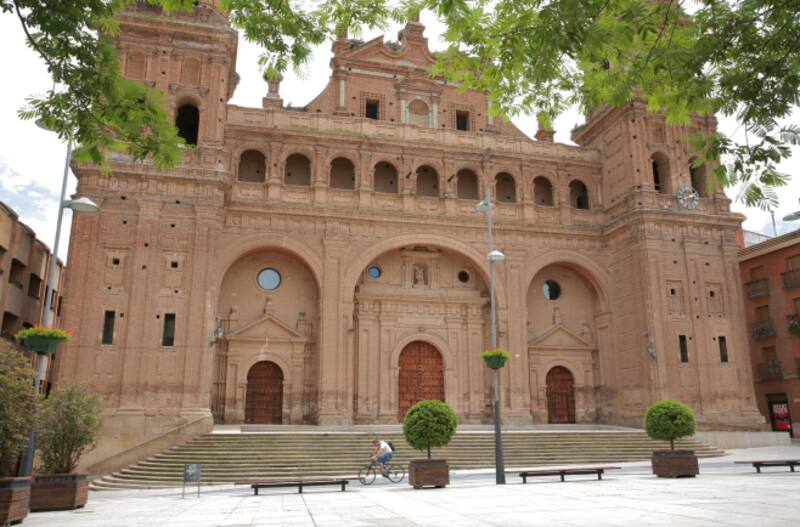 Fachada de la Colegiata de San Miguel Arcángel. Imagen: La Rioja Turismo Oficial.