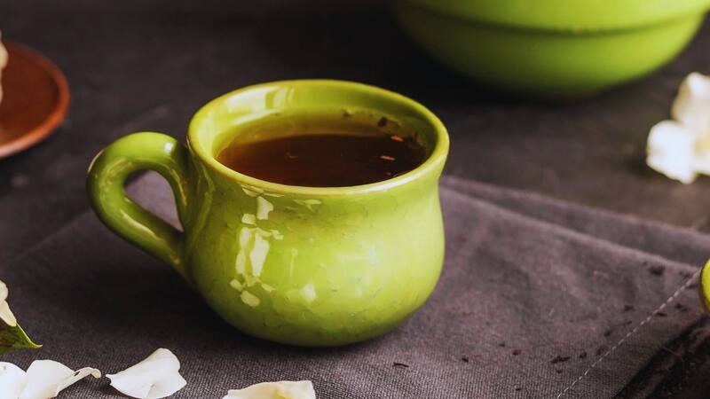 El té verde es conocido por sus múltiples propiedades beneficiosas para la salud, pero su impacto en la higiene bucal ha ganado atención recientemente. (Imagen: archivo)