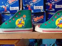 Reabre la feria en el ex depósito de Alpargatas y por la vuelta a clases hay zapatillas de marca desde $ 1000