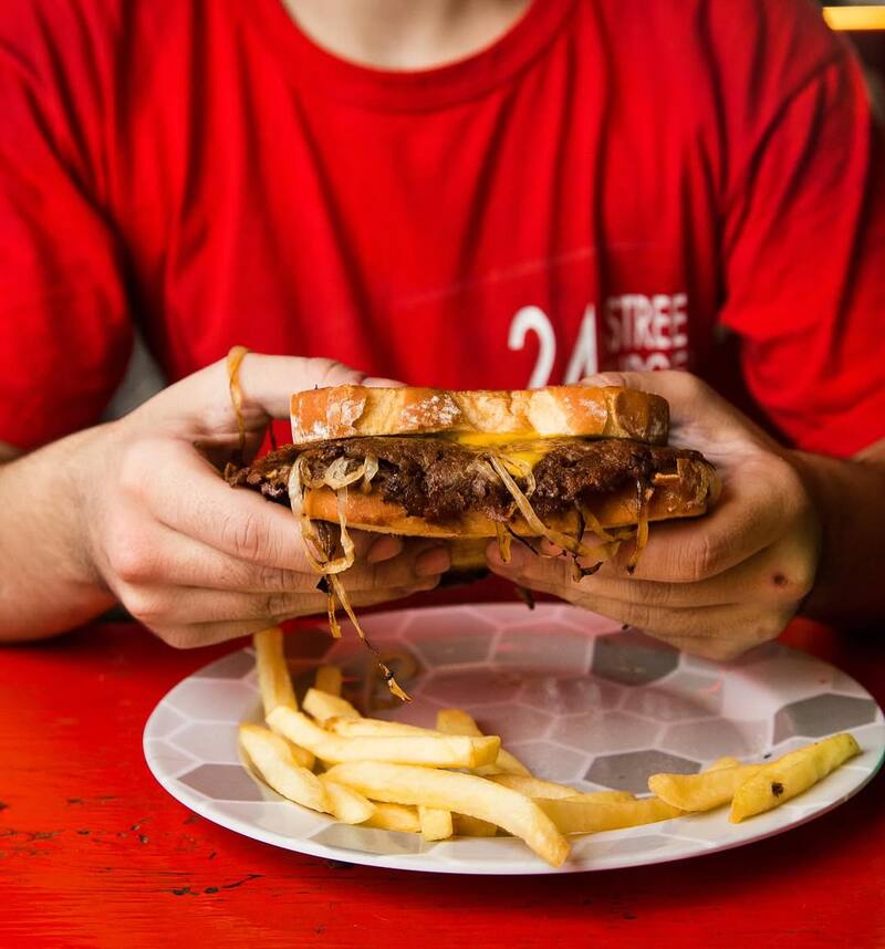 La calidad de los ingredientes, desde la carne hasta el pan, es fundamental en la propuesta gastronómica de este restaurante. (Foto: Instagram @ 24_streetburger)