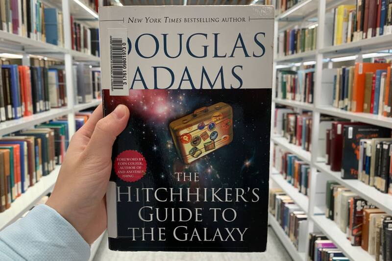 The Hitchhiker's Guide to the Galaxy: el libro que marcó la vida de Elon Musk.