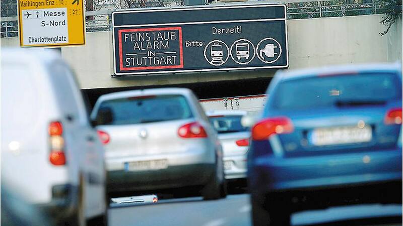 Tráfico ante túnel con alerta de contaminación aérea en Stuttgart