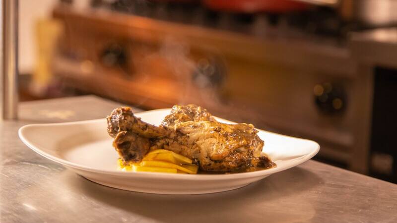 El cordero lechal asado, estrella de la carta, es una de las especialidades más demandadas.