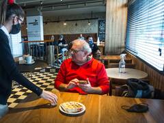 Paritarias gastronómicos y hoteleros con nuevo aumento confirmado: cuánto cobro a partir de enero 2023