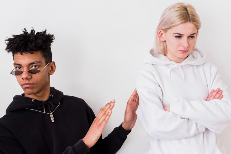 Compararse constantemente hace que las personas se alejen y la relación se tense, según la psicología. Foto: Freepik.