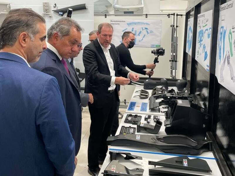 Recorrida de autoridades nacionales y ejecutivos de la empresa por el Centro Industrial Pacheco.