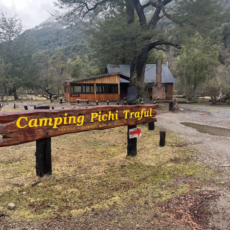 Acceso cal Camping Pichi Traful, ubicado al lado de la playa, al lado del río homónimo (Fuente: @pichitrafulcamping)