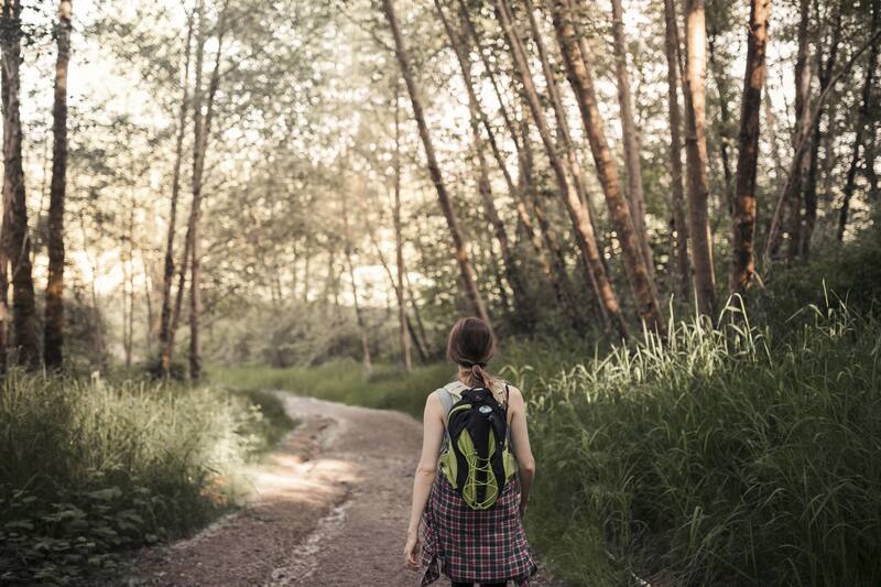 Alterna entre caminar a un ritmo moderado y un ritmo más rápido. Esto no solo mejora la condición física, sino que también mantiene la mente enfocada. (Foto: Freepik)