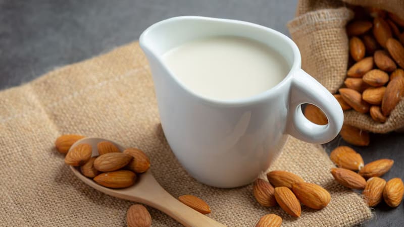 La leche de vaca tiene variantes populares como la leche de almendra.