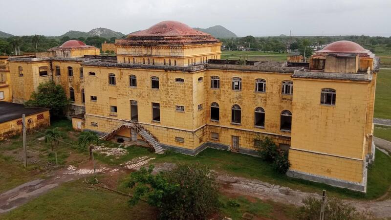 Este imponente edificio, que abarca más de 25 hectáreas, destaca por su arquitectura panóptica, un diseño que permitía un control total sobre los reclusos desde un único punto de vigilancia.