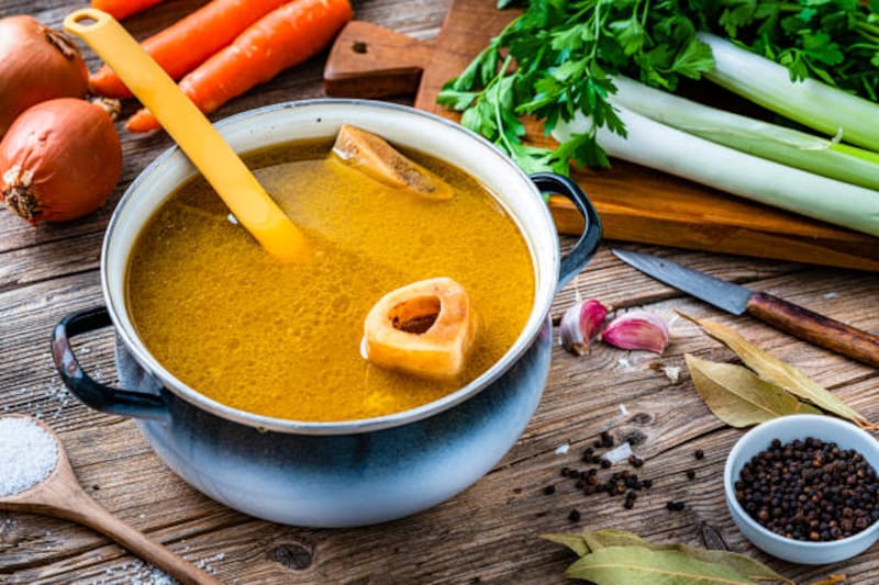 Caldo de huesos: el secreto para tener articulaciones sanas y huesos fuertes. Fuente: Shutterstock.