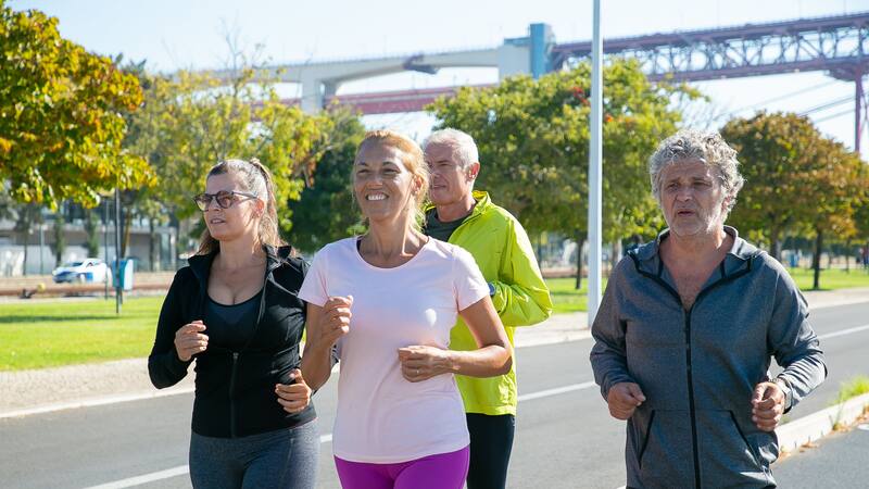 Los expertos recomiendan comenzar con cargas moderadas y terrenos planos para luego aumentar la intensidad y variedad del recorrido.