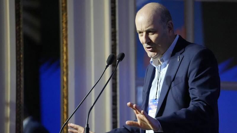 Sturzenegger sorprendió con un discurso político en un ámbito académico.